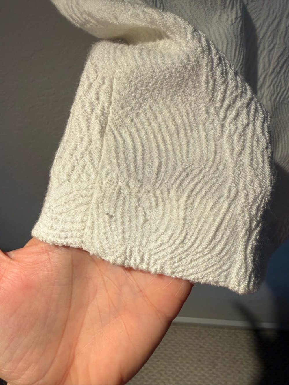 🆓 Ivory Textured Sleeveless Dress - Picture 3 of 4